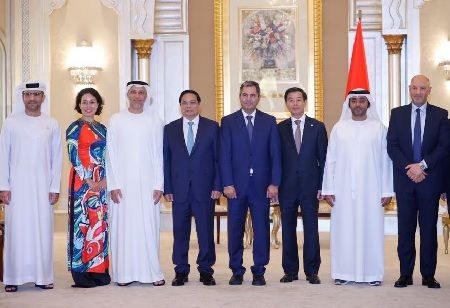 Vietnam PM Discusses Investment Opportunities with UAE Corporations